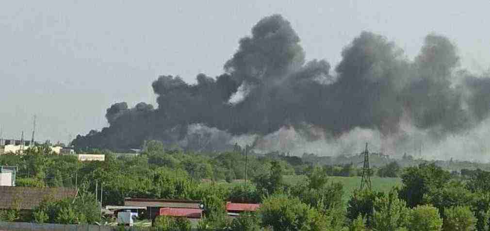 На базі росіян у Новій Каховці вибухи і сильна пожежа