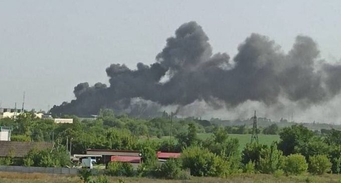 На базі росіян у Новій Каховці вибухи і сильна пожежа