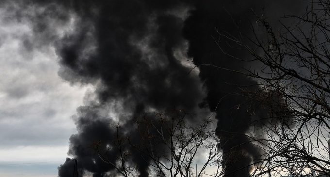 Росіяни обстріляли Харків: почалася пожежа в будівлі