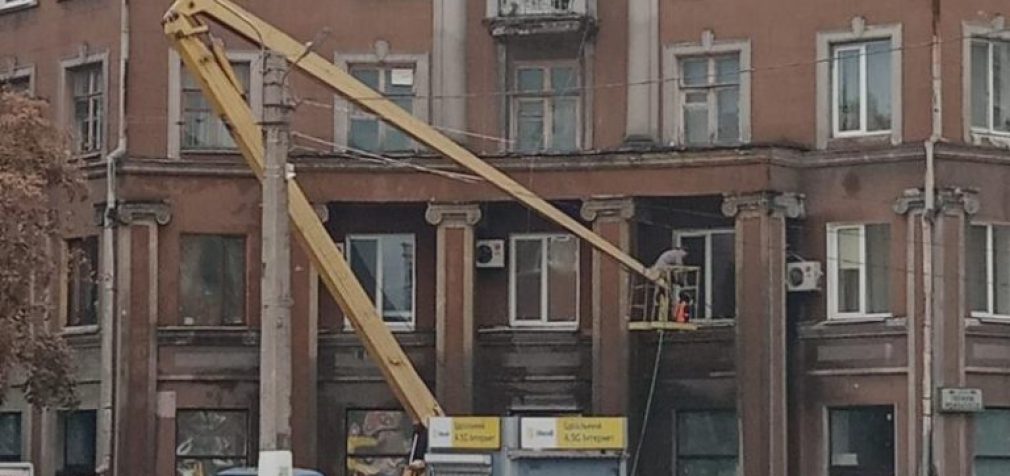 У центрі Кам’янського оновлюють фасади житлових будинків