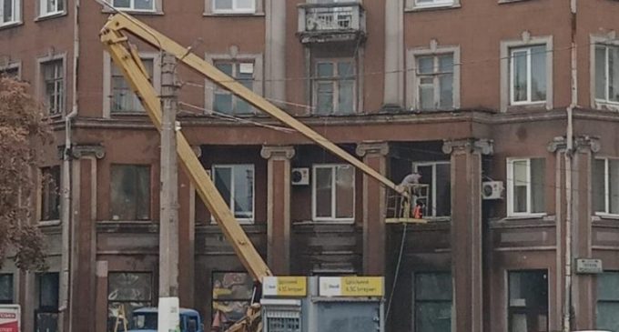 У центрі Кам’янського оновлюють фасади житлових будинків