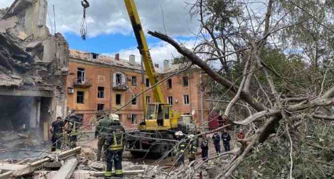 Ракетний удар по Слов’янську: з-під завалів вилучили тіло людини
