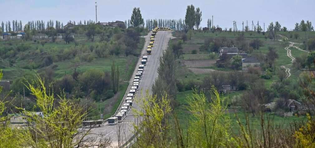 Окупанти знову обстріляли евакуаційну колону у Василівці