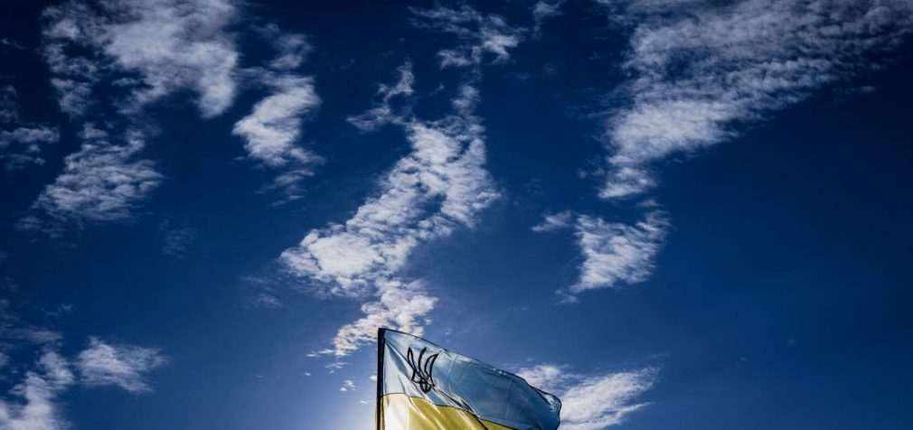 У Козачій Лопані встановили прапор України