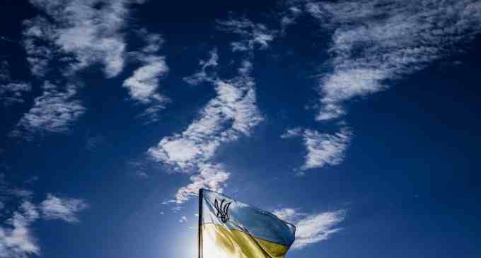 У Козачій Лопані встановили прапор України
