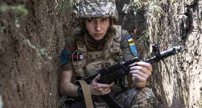 Військовий облік для жінок відтермінували на рік