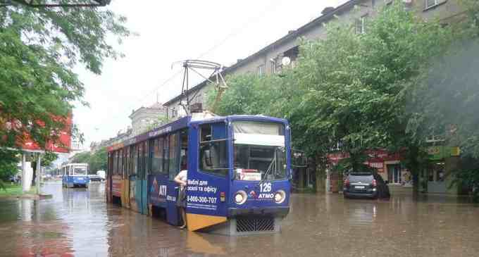 Ввечері 17 вересня через негоду тимчасово змінили рух деякі автобуси та зупинились трамваї