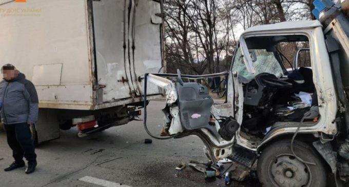 Водія вантажівки затиснуло в кабіні: На Кайдацькому мосту в Дніпрі зіштовхнулись 3 автівки