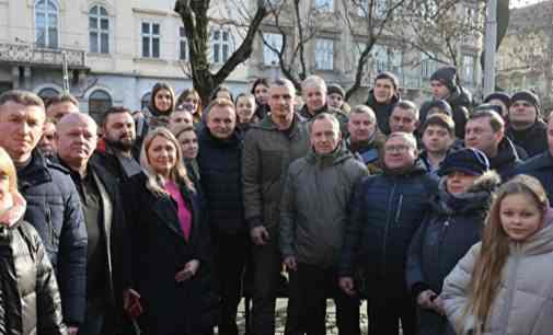 Підтримати мера Чернігова до суду приїхали 30 мерів міст