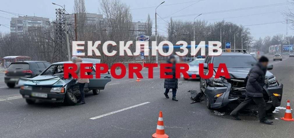 В Дніпрі на Запорізькому шосе зіткнулися ВАЗ та Lexus: постраждав водій ВАЗ