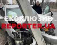 В Дніпрі водій «Toyota Camry» не впорався з керуванням та в’їхав у стовб