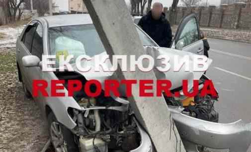 В Дніпрі водій «Toyota Camry» не впорався з керуванням та в’їхав у стовб