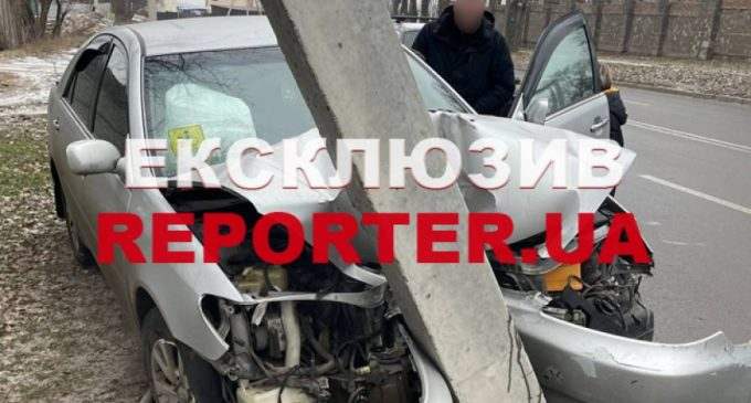 В Дніпрі водій «Toyota Camry» не впорався з керуванням та в’їхав у стовб