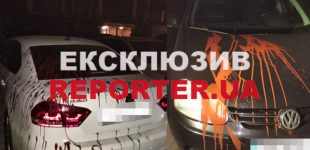 Облили фарбою та пробили колеса: у Центральному районі Дніпра невідомі пошкодили 11 автівок