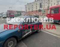 ДТП з потерпілим у Дніпрі: трамвай зіткнувся з легковиком