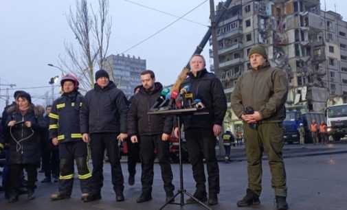 На місце ракетного удару по Дніпру прибув Генпрокурор України Андрій Костін та заступник голови Офісу Президента Кирило Тимошенко