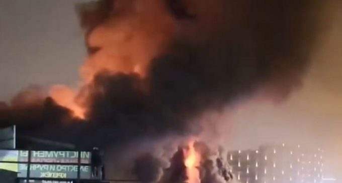 У Москві горить склад: вогонь розповсюдився на тисячі квадратних метрів (відео)