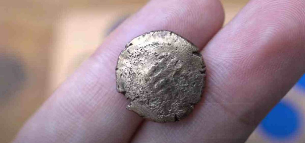 Археолог-аматор знайшов схованку з кельтськими монетами