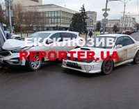 Постраждали дві пасажирки: в центрі Дніпра автомобіль Acura зніс сітілайт