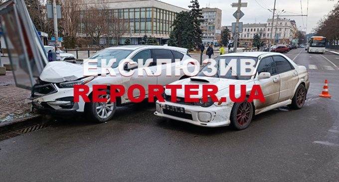 Постраждали дві пасажирки: в центрі Дніпра автомобіль Acura зніс сітілайт