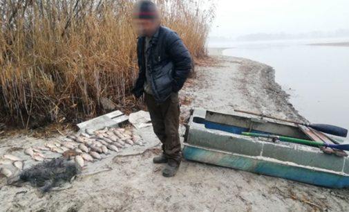 На Каховському водосховищі Запорізький рибпатруль затримав браконьєра, який сіткою з човна виловив 40 кг карася