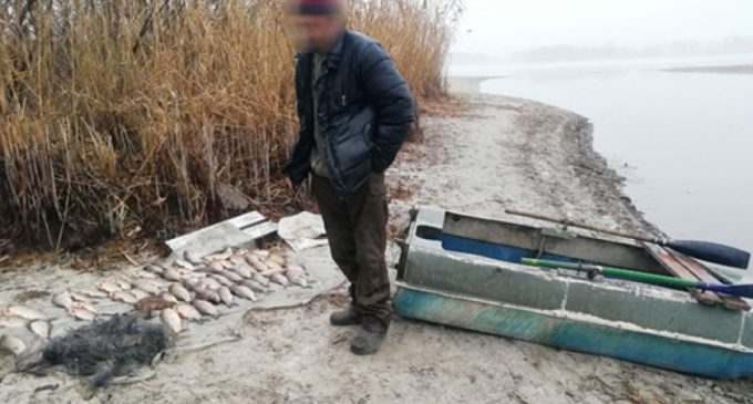 На Каховському водосховищі Запорізький рибпатруль затримав браконьєра, який сіткою з човна виловив 40 кг карася