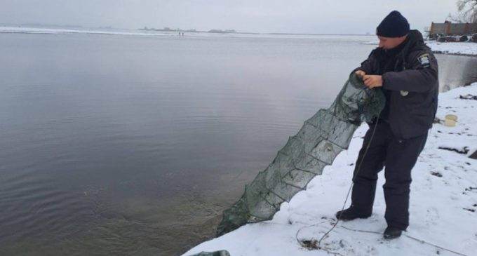 Ловили на зимувальних ямах та забороненим «драчом»: В Запоріжжі рибпатруль викрив правопорушників, які нашкодили на 24 тис. грн.