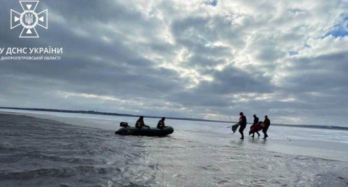 Дрейфували на крижині: Біля Кам’янського рятувальникі, поліцейські та місцеві мешканці визволили 41 рибалку