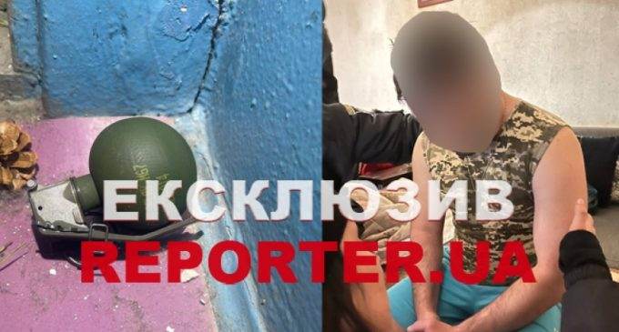 «Якщо будете ломитись у квартиру, то вас очікує смерть»: В Дніпрі патрульні роззброїли п’яного військового з бойовою гранатою