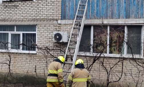 У Криворізькому районі дитина зачинила маму на балконі