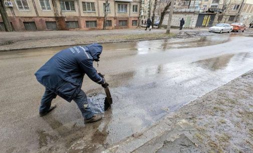 Вода ллється цілодобово: у Кам’янському комунальники ігнорують звернення містян про аварії