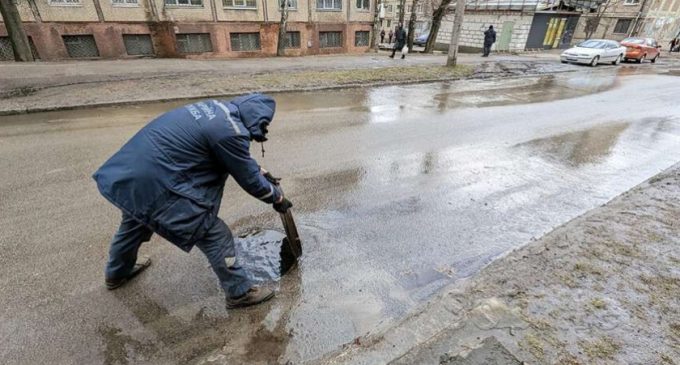 Вода ллється цілодобово: у Кам’янському комунальники ігнорують звернення містян про аварії