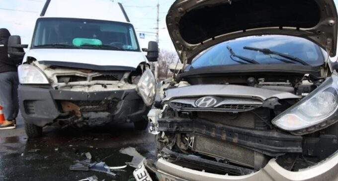 Через непрацюючі світлофори на Набережній Дніпра сталася аварія: подробиці