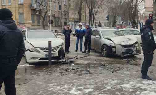 У центрі Дніпра зіткнулися Hyundai та Honda: подробиці