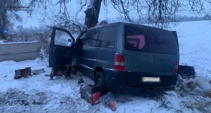 На Дніпропетровщині автівка злетіла з траси і вдарилась в дерево