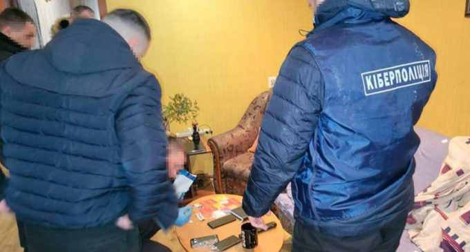 На Дніпропетровщині затримали трьох шахраїв, що продавали неіснуючі тютюнові вироби
