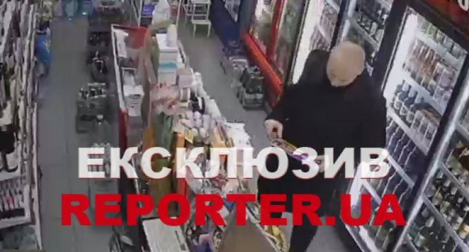Погрожував ножем: В Дніпрі лисий чоловік в чорному пальто пограбував кафе та намагався «обчистити» магазин