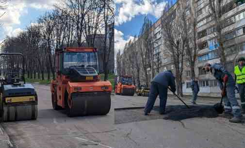 У Кам’янському відновлюють пошкоджене за осінньо-зимовий період дорожнє покриття