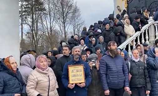 Віряни УПЦ МП не пускали ПЦУ в храм у Франківську: заварили ворота, розпилили газ