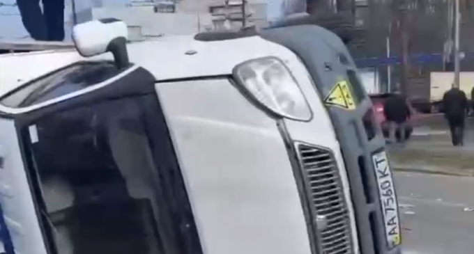 ДТП у Дніпрі на Богдана Хмельницького: вантажівка «Епіцентру» зіткнулася з фурою