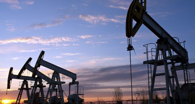 Російська нафта Urals за рік подешевшала майже вдвічі