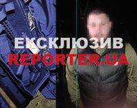Під Дніпром зупинили чоловіка зі зброєю та підробленими документами: деталі