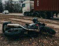 У Дніпрі мотоцикліст врізався у фуру: деталі ДТП