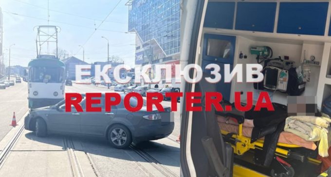 На трамвайних коліях у центрі Дніпра зіткнулися дві автівки: подробиці