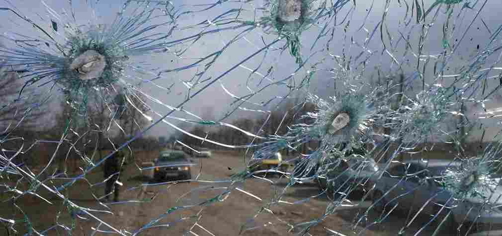 Під Херсоном окупанти з дрону скинули гранату на авто поліцейських: четверо поранених