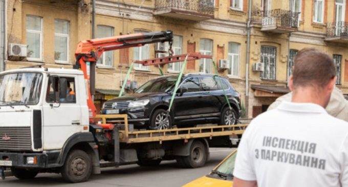 В Україні можуть заборонити затримання автівок інспекторами з паркування: подробиці