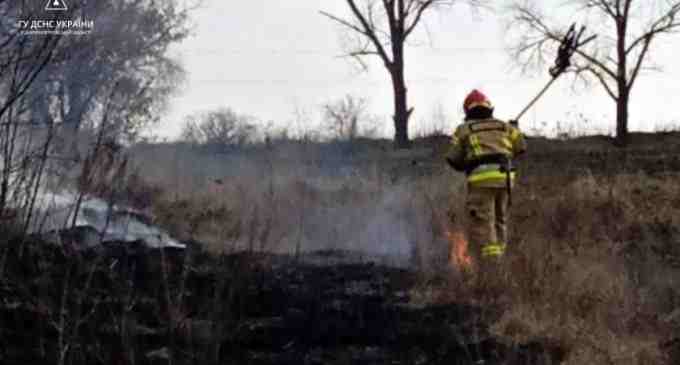 В Синельниківському районі чоловік хотів спалити сухостій та впав у вогонь