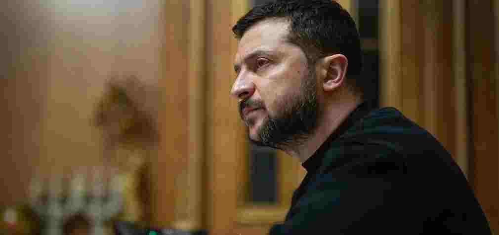 Зеленський доручив Залужному відправити тилових військкомів на фронт