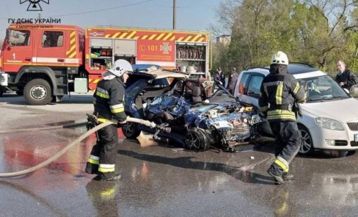 Внаслідок ДТП в Запоріжжі в автівці затисло двох 15-річних підлітків