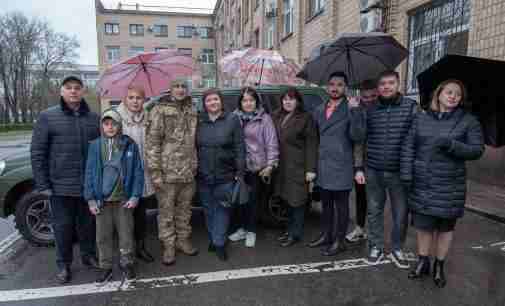 Військові отримали чергову автівку від освітян Кам’янського